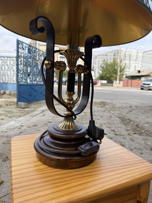 Lampă vintage din lemn și alamă cu abajur negru – stil clasic elegant