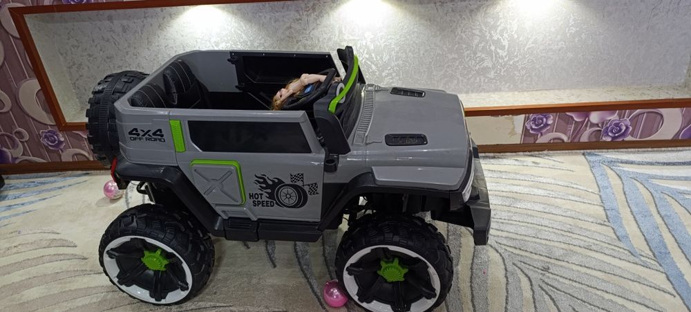 Bolalar uchun yangi honadon ichida minilgan moshina