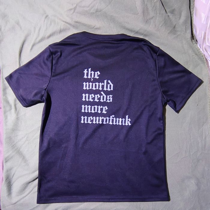 Къстъм тениска "the world needs more neurofunk"