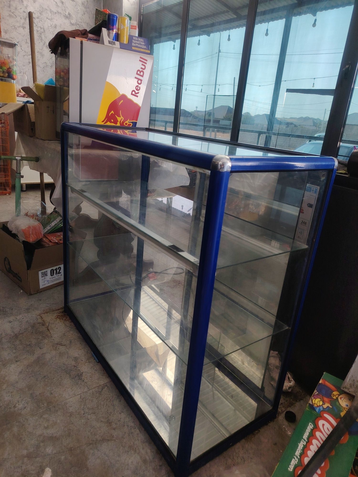 Продам стеклянную витрину