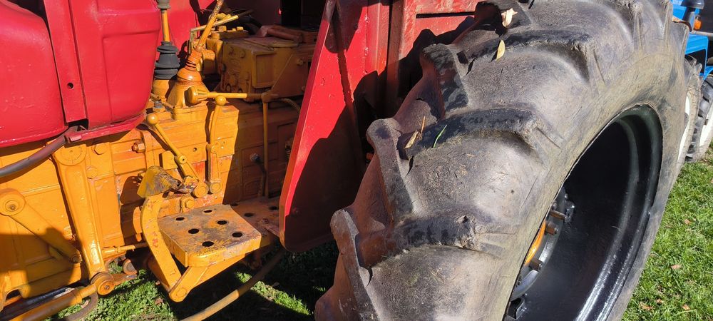 Tractoare și utilaje.