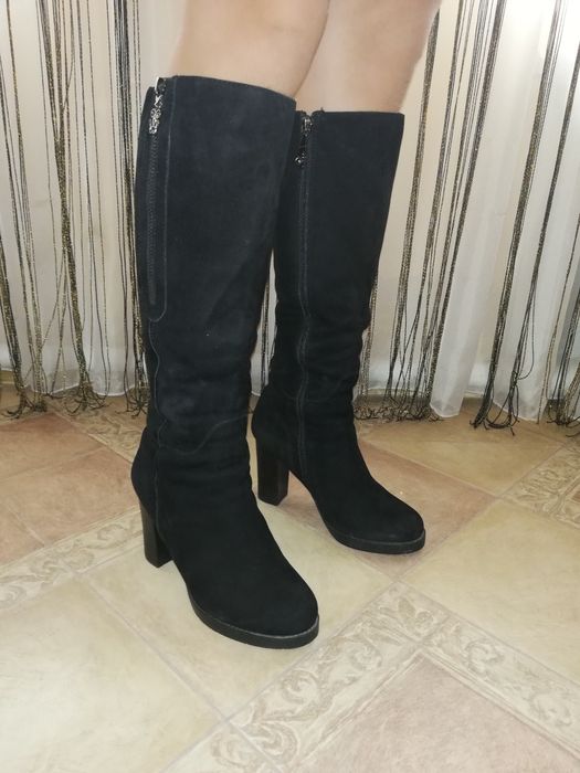 Зимние замшевые сапоги на каблуке