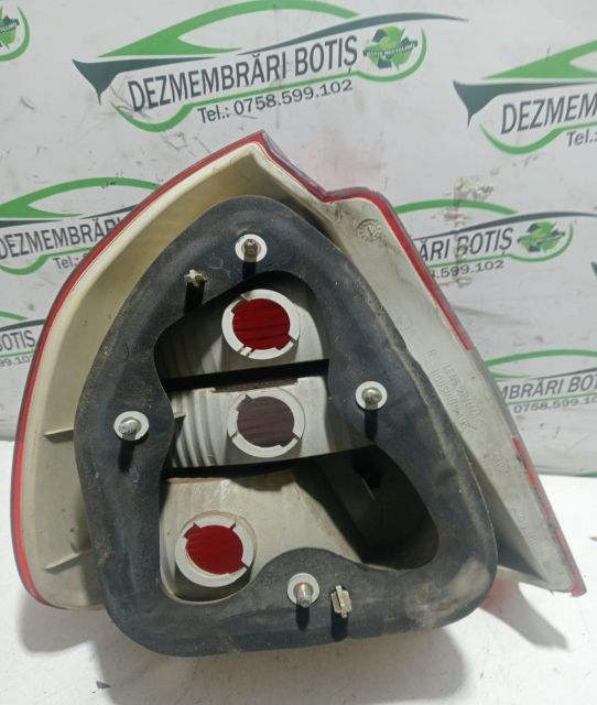 Lampa / Tripla stop dreapta pe aripa Mitsubishi Carisma prima generat