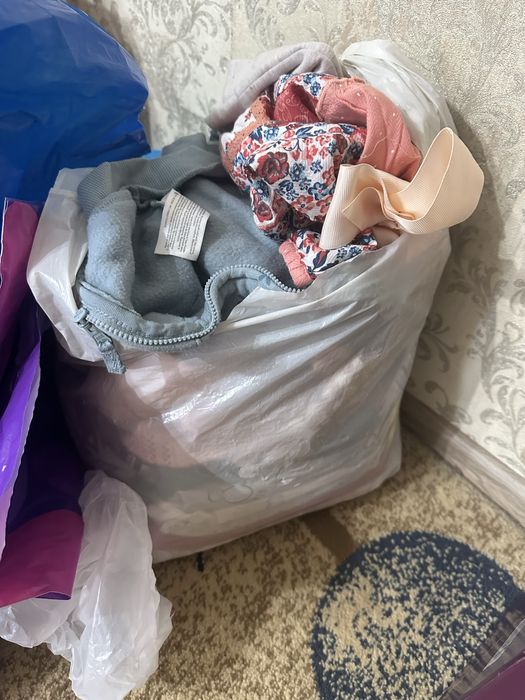 Отдам пакет вещей на девочку до года