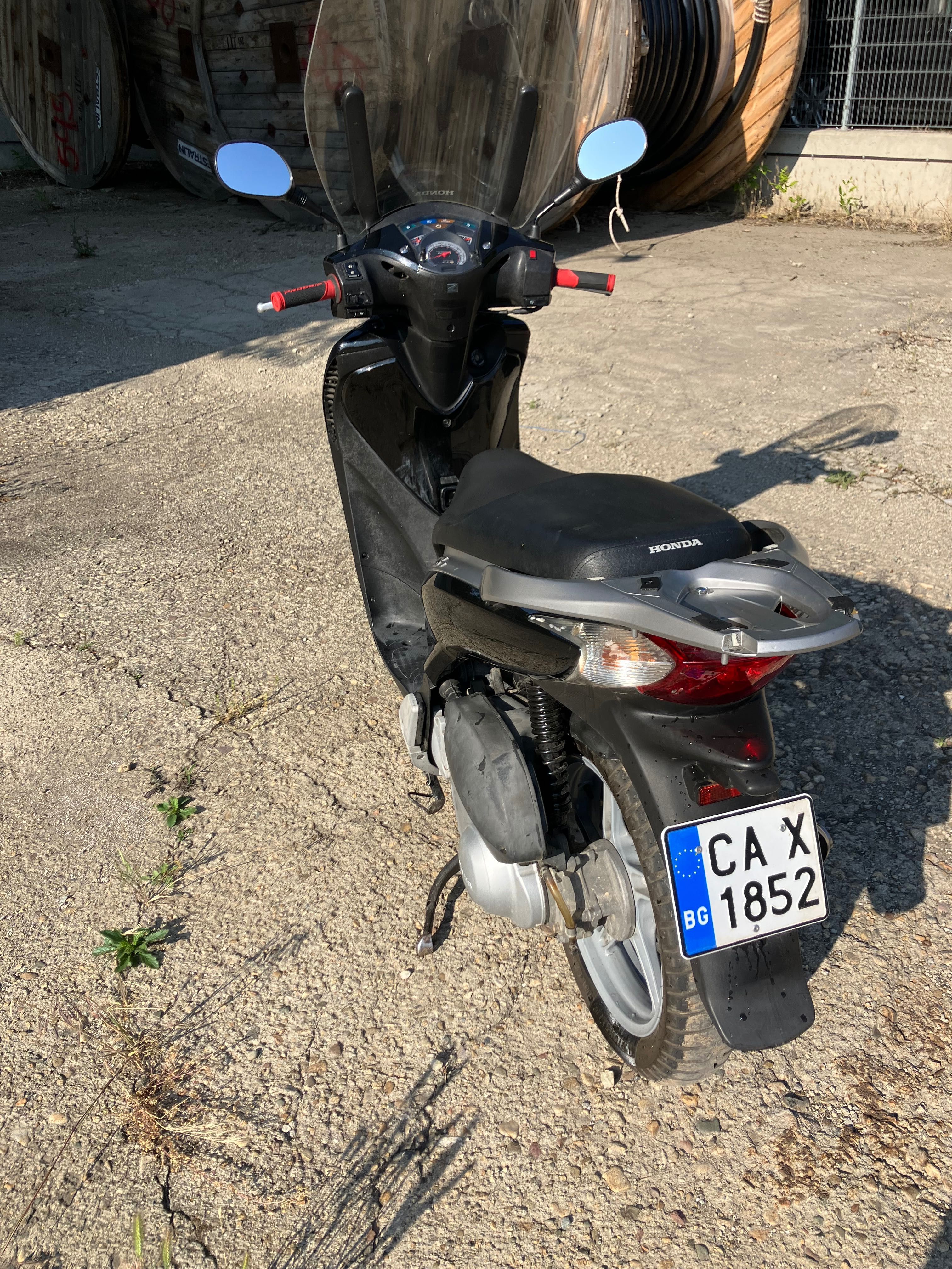 Продавам скутер Хонда