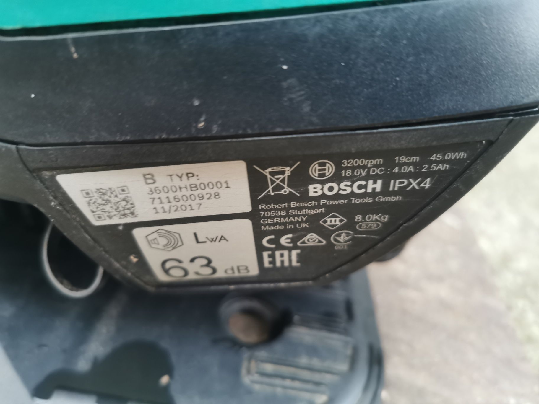 Robot tuns gazonul Bosch Indego 400