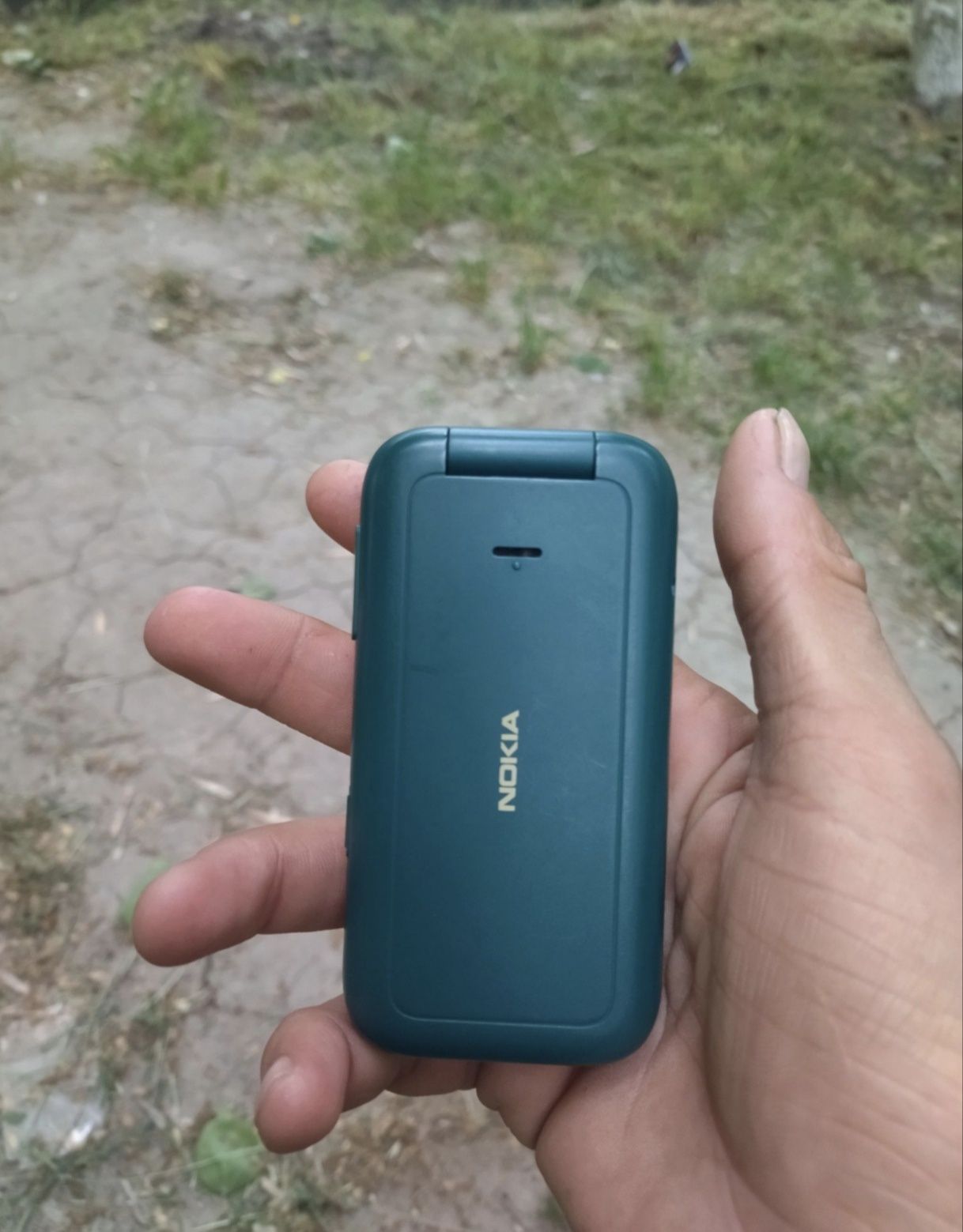 Продается оригинальный Nokia 2660 green
