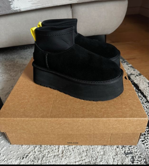 Ghete noi UGG cu eticheta