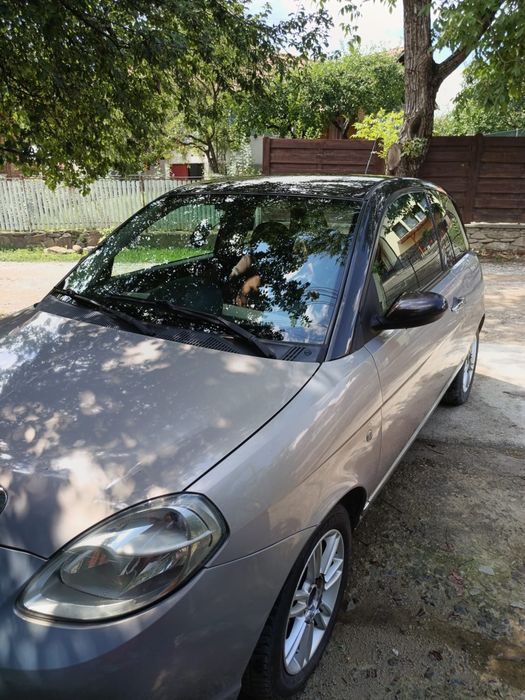 Vând Lancia Ypsilon
