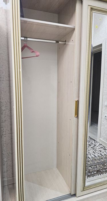 Шкаф купе с тремя отсеками для спальни