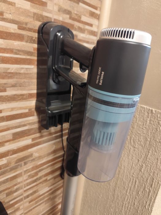 Продавам вертикална прахосмукачка  Philips