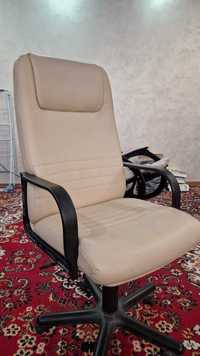 Кресло кожаное в отличном состоянии
