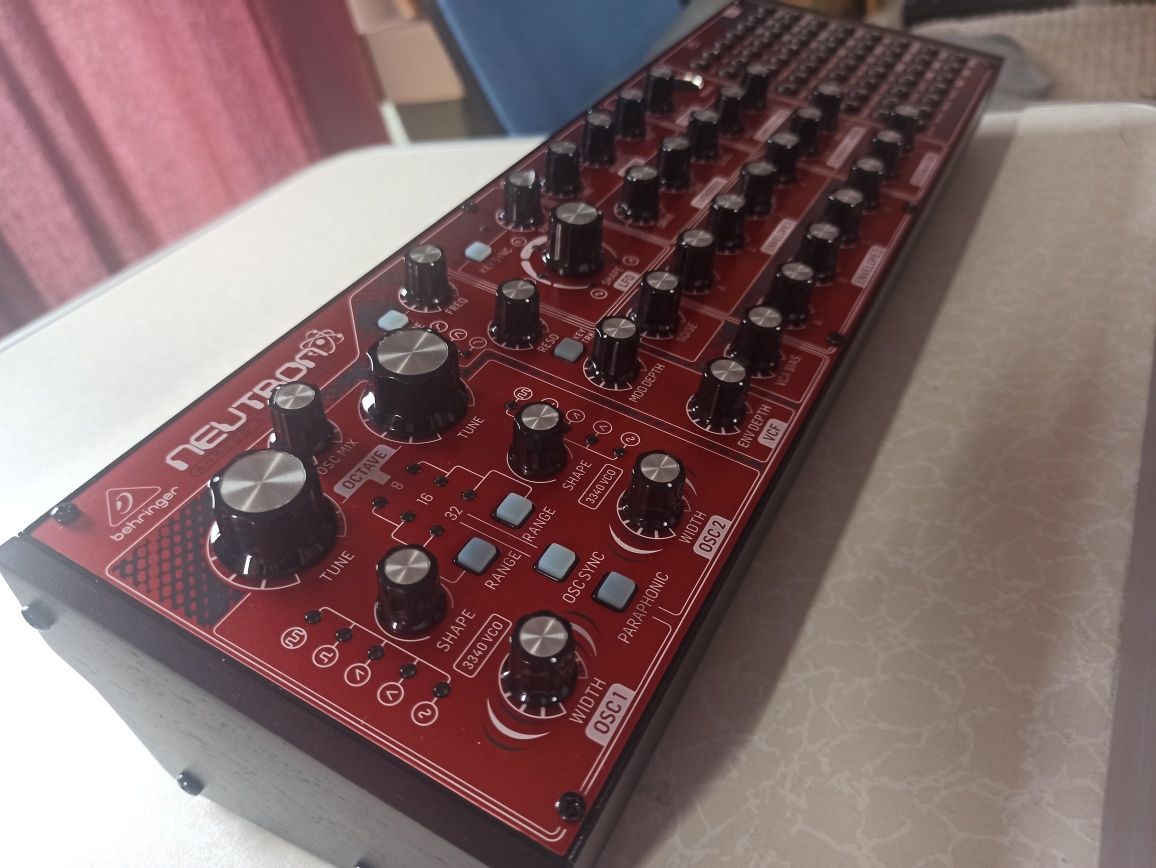 Behringer Neutron in cutie ca nou