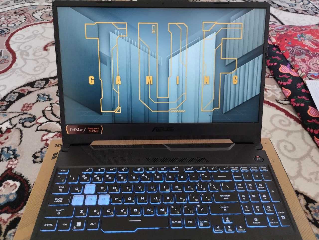 ASUS TUF GAMING F15 МИШКА 2E rgb под цветком