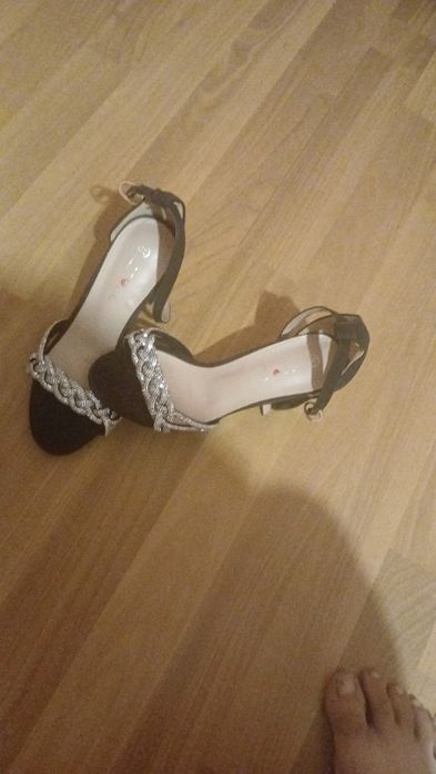 Se vinde sandale  mărime 37 purtate o singura data 2 ore