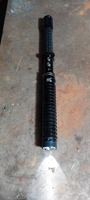 Baston telescopic cu electroșoc.