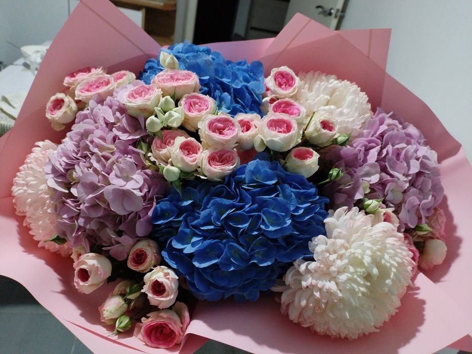 Огромный свежий букет. Только что получила. Очень красивые цветы