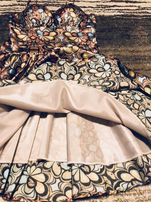 Rochie bej cu flori colorate