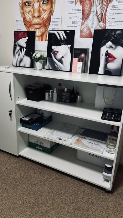 Витрина для косметологов и для салона