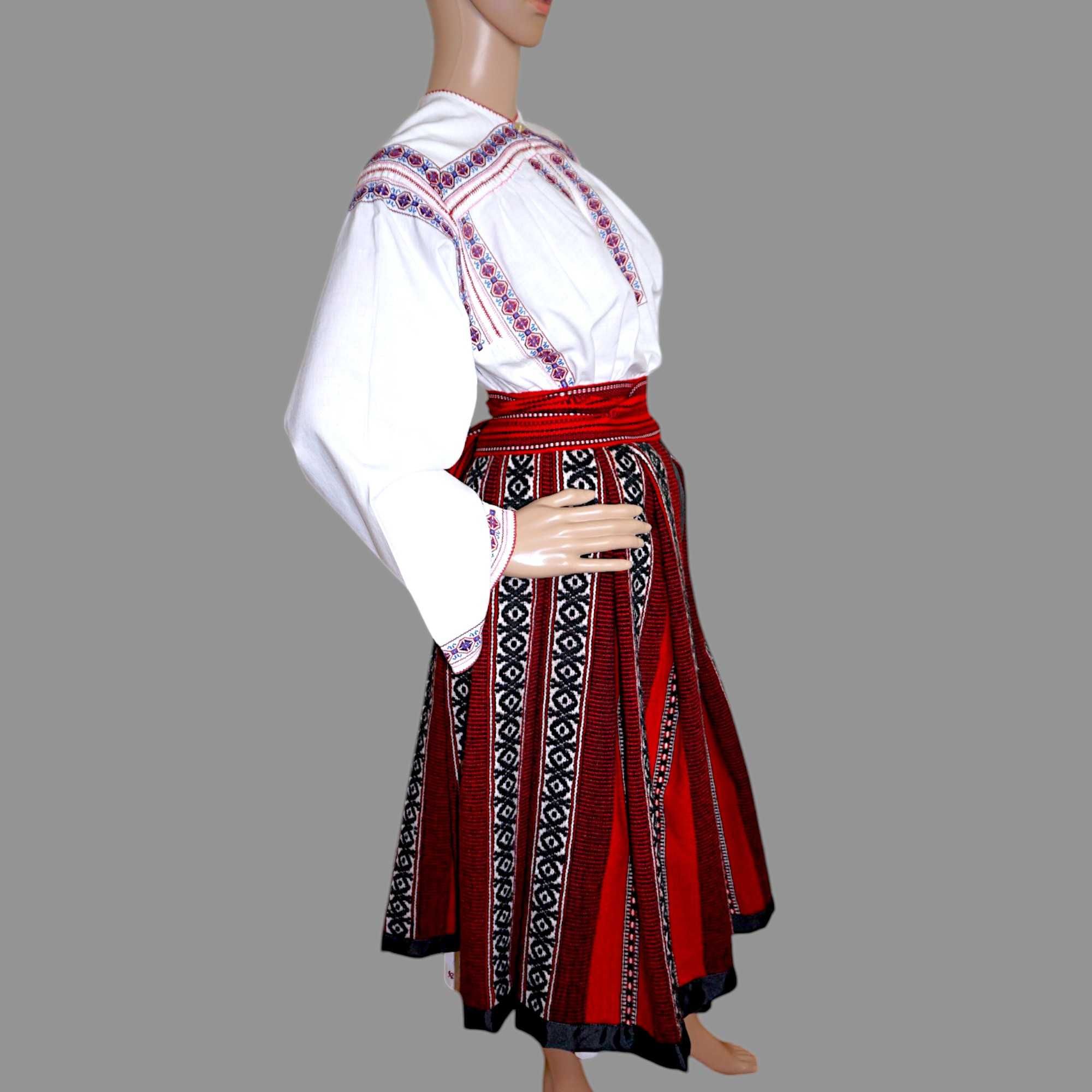 Costum popular vechi din Mehedinti  cu valnic de lana , masura 38-40