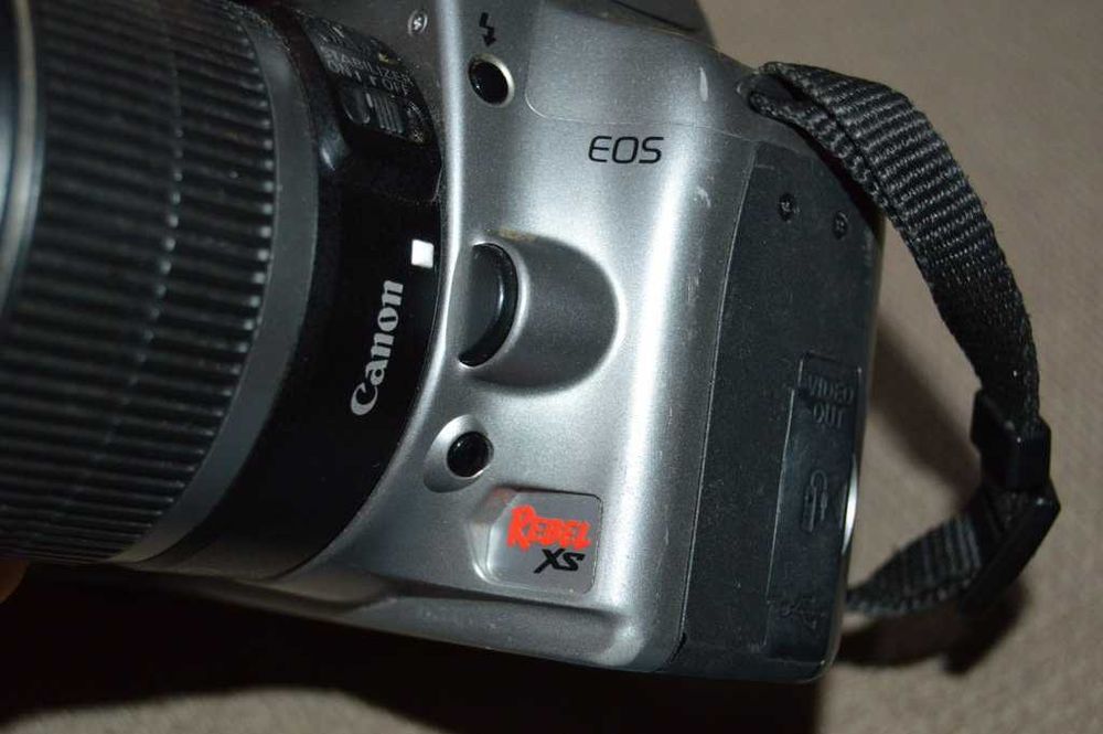 Foto DSLR Canon EOS Rebel XS 1000D obiectiv Canon EF 18-55 citeste tot