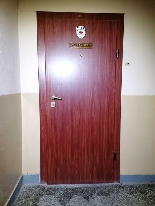 Метална блиндирана входна врата