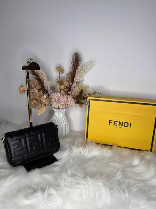 Geanta Fendi Baguette Mini - piele naturala 100%, prezentare completa