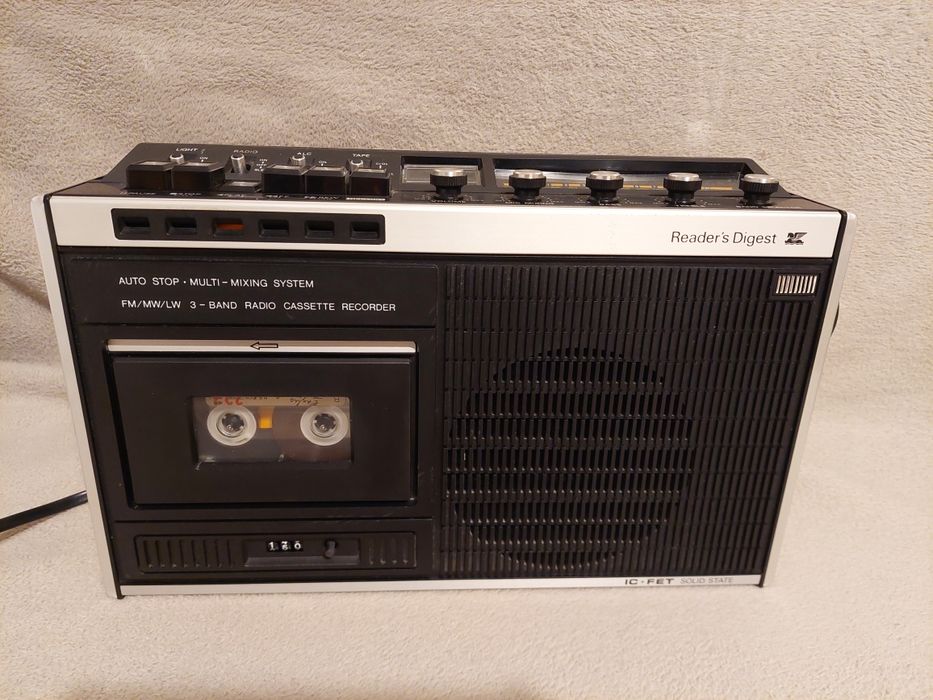 Radiocasetofon vintage  japonez fabricat de firma Crown