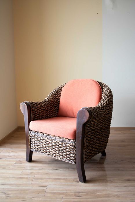 Кресло от масивна дървесина и естествен ратан