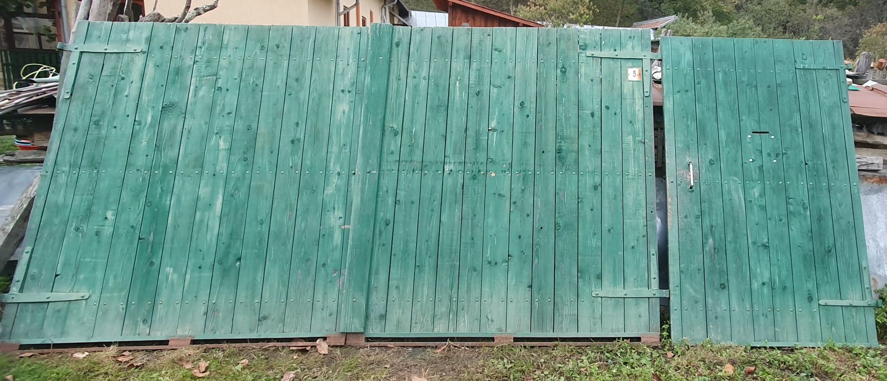Porți din  lemn pe cadru rectangulară