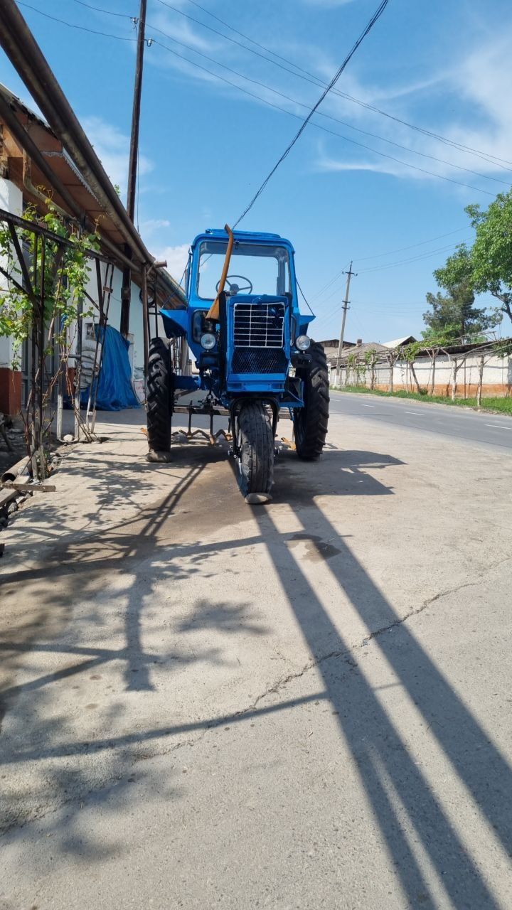 Belarus traktor sotiladi