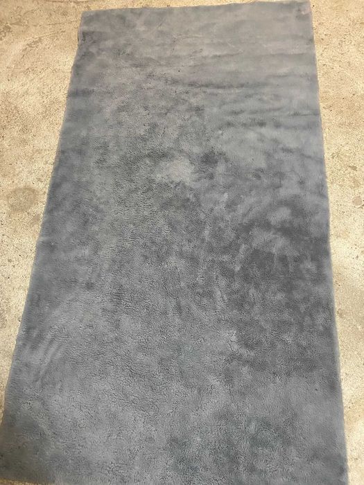 Сив пухкав килим 80 × 150 см – използван