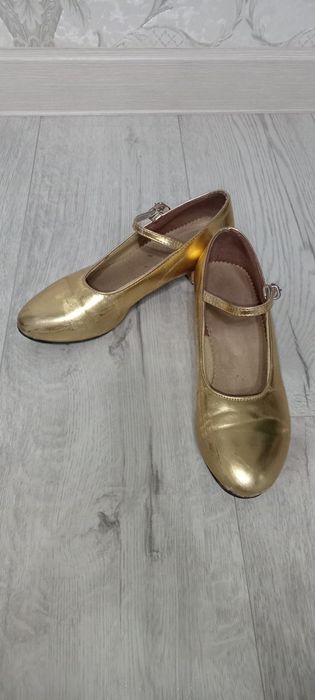 Продам золотистые туфли для танцев.