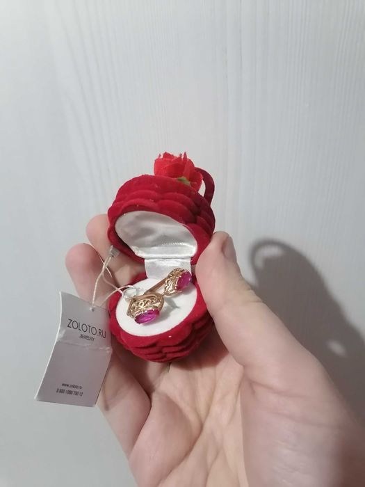 Серьги золотые с рубинами.