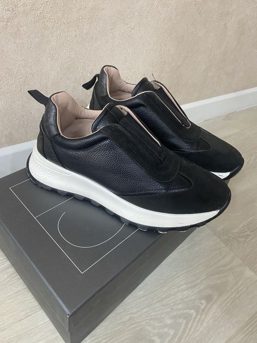 Продам женские кроссовки