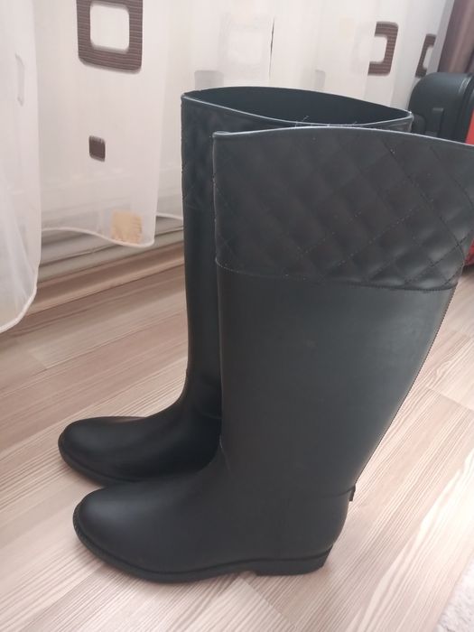 Vând cizme din gumă.