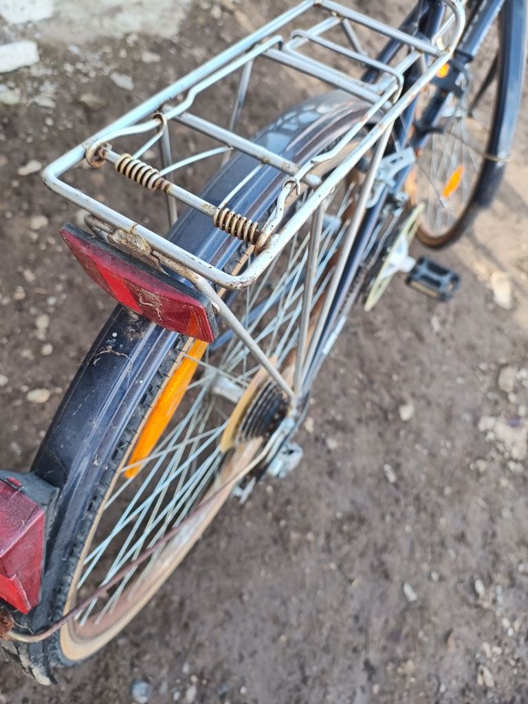 Bicicletă cu roți pe 28