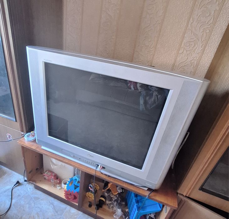 Продам телевизор на разбор