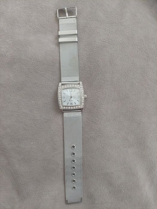 Дамски кварцов часовник.
