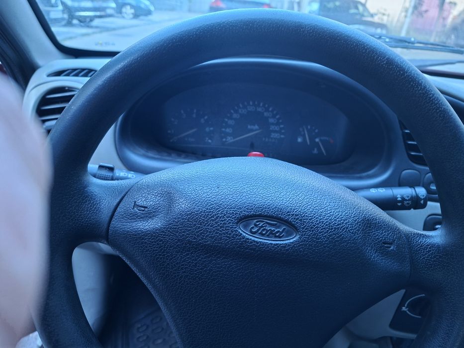 Vând Ford fiesta