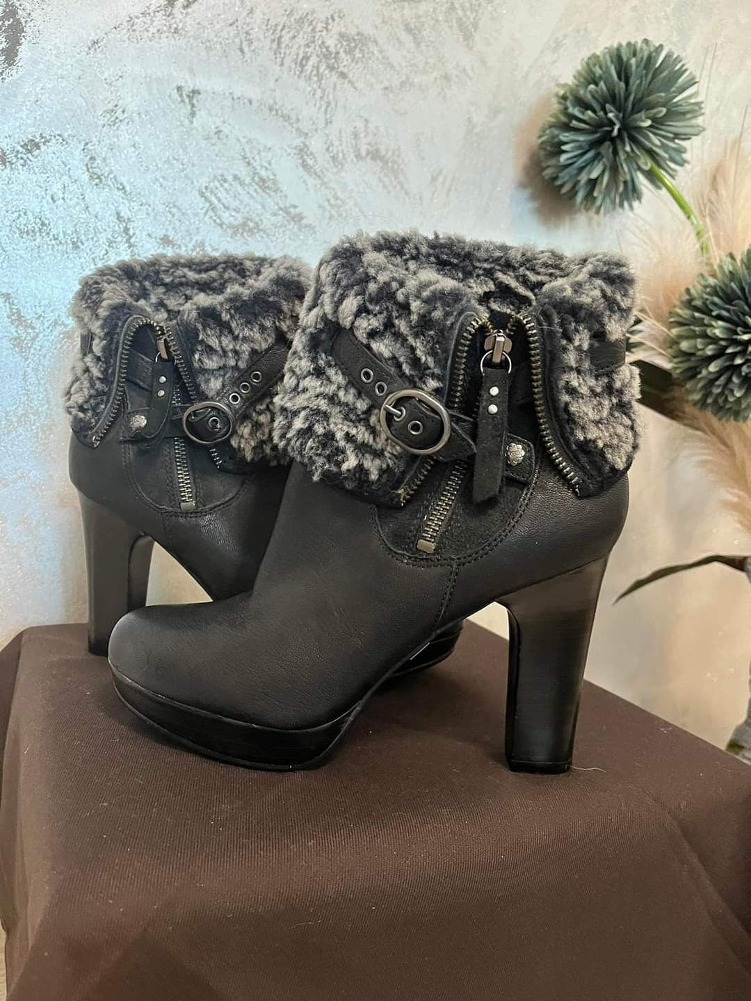 Нови спортно елегантни ботуши на UGG