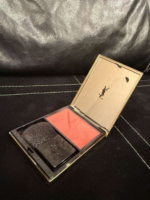 Руж YSL Couture Blush.
Това е лек пудрен