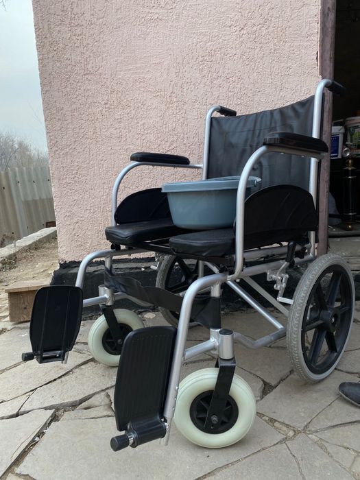 Инвалидная коляска . Продам инвалидную коляску .