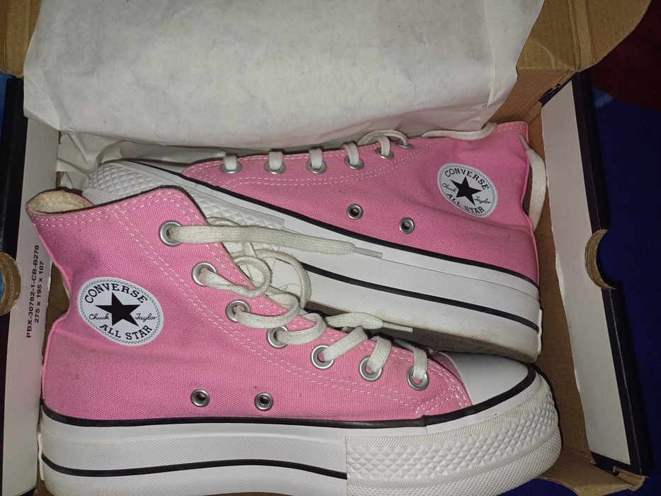 Converse noi , vin împreună cu cutia lor