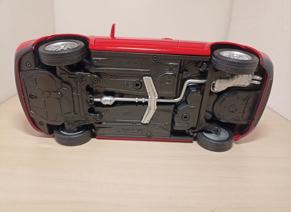 Volkswagen golf 
Scara 1:18
Bburago 

Pozele reflectă realitatea. Se v