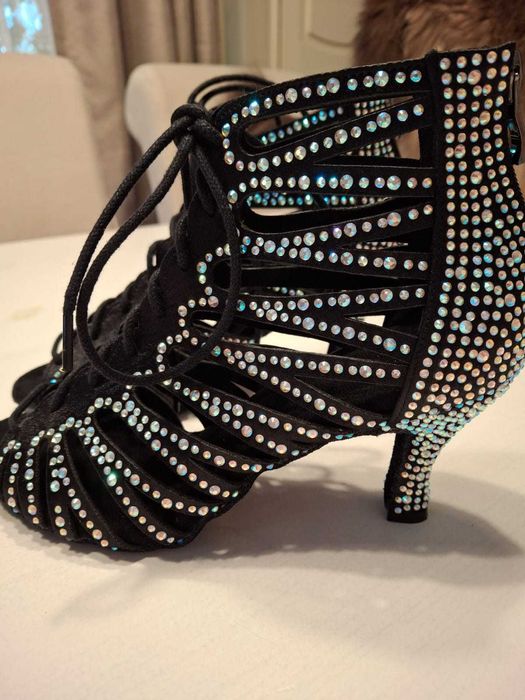 Ghetute/Pantofi dans noi marimea 37, talpa de dans toc 7 cm.