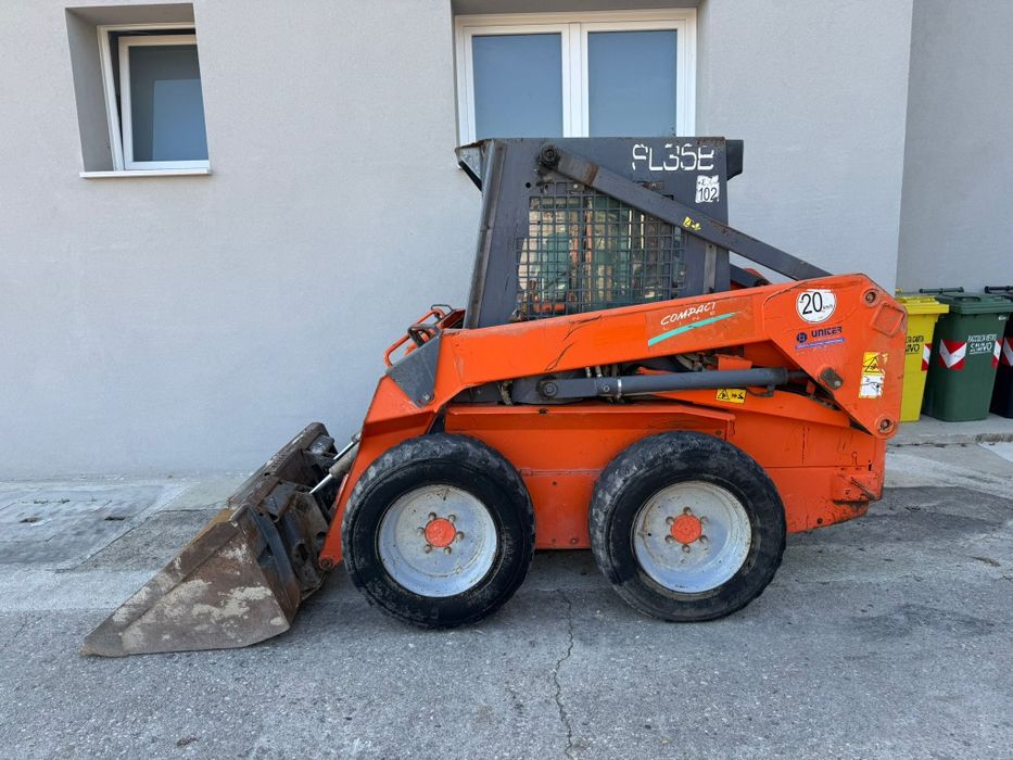 Mini-incarcator Fiat Hitachi 
An 2000
Ore 2100
Recent adus