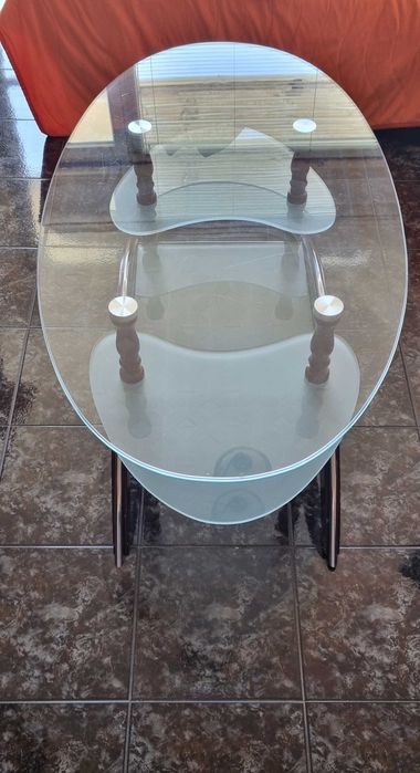 Стъклена холна маса.