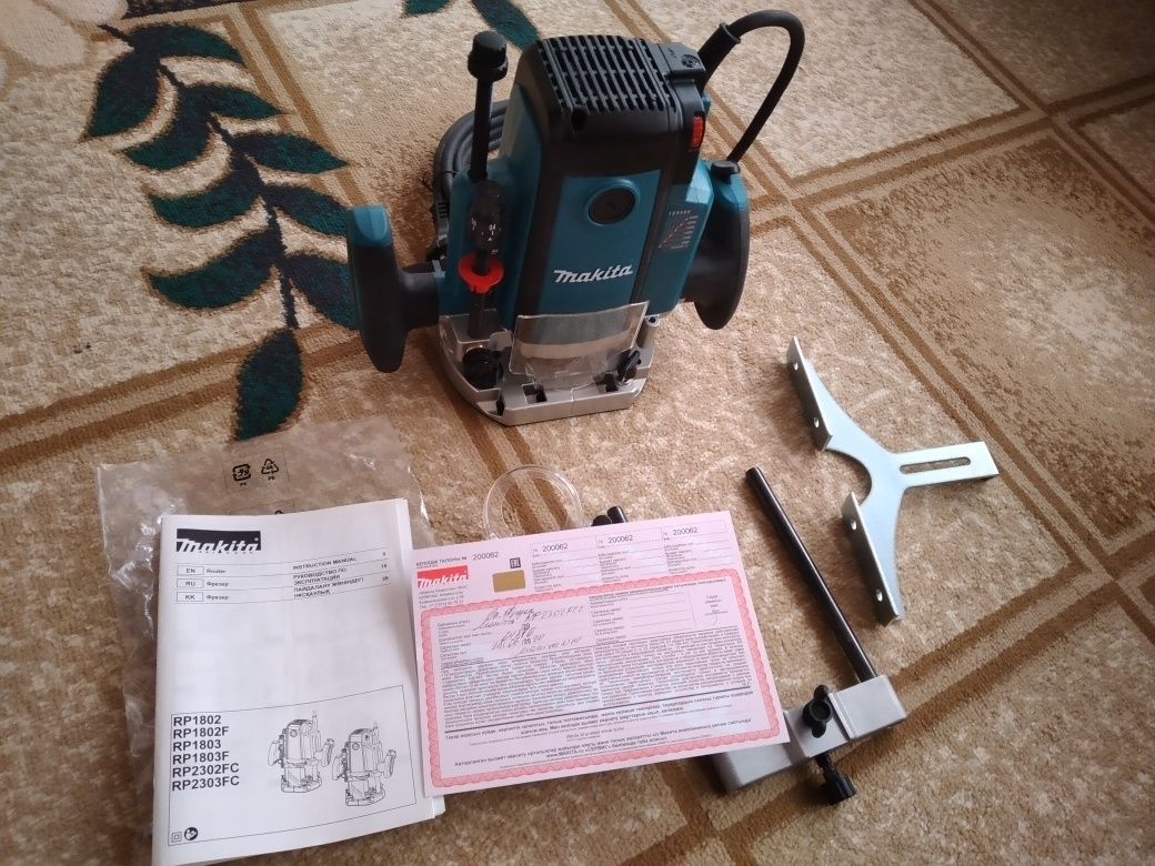 Фрезер Makita RP 2302FC02