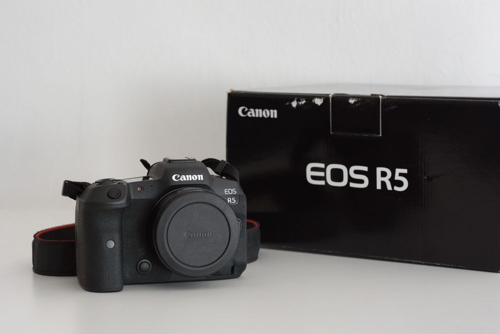 Фотоапарат Canon R5 тяло, само 29 000 кадъра, адаптер Canon EF-EOS R